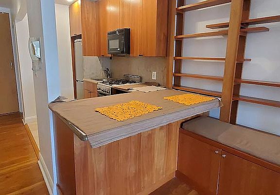 3rd image of 308 E 73rd St APT 4C