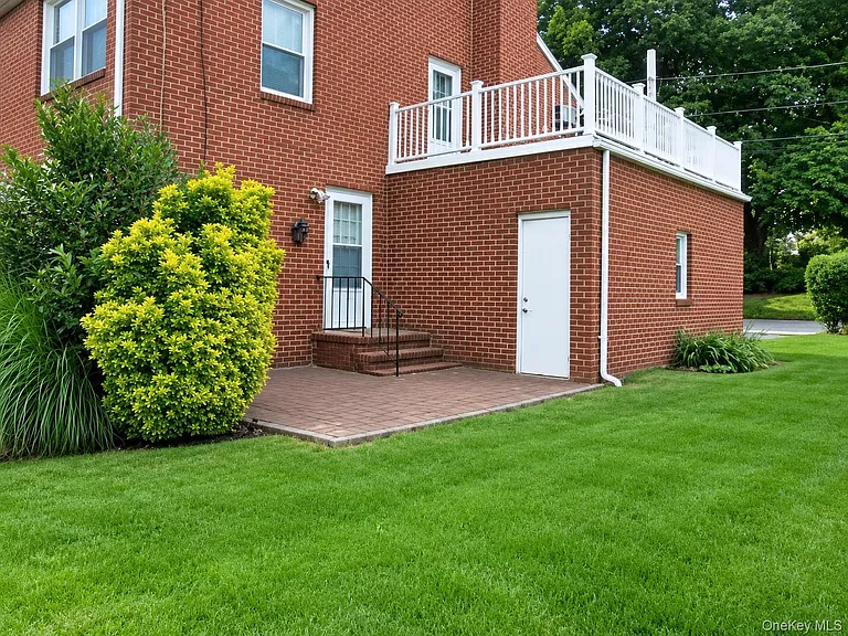 121 Manhasset Ave — Photo 39
