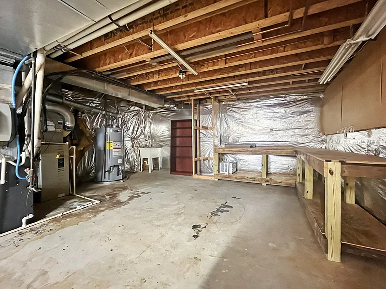 214 W Locust St — Photo 36