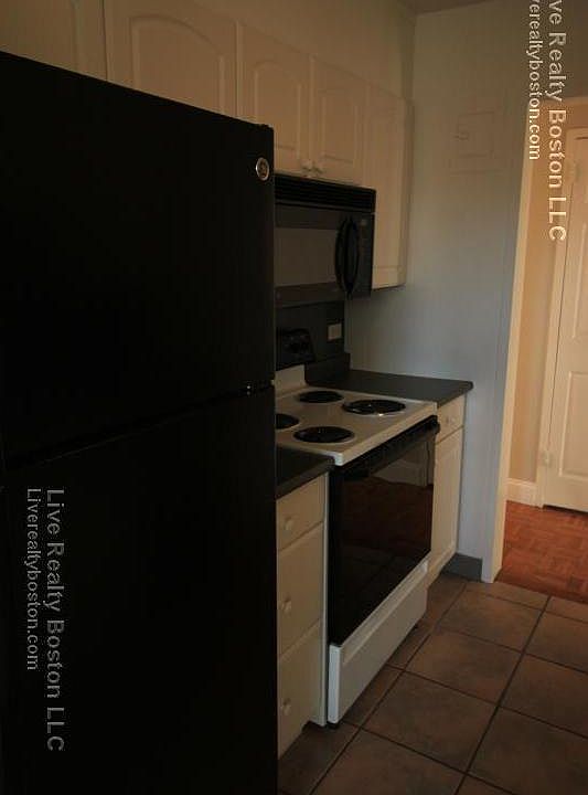 2nd image of 1552 Beacon St