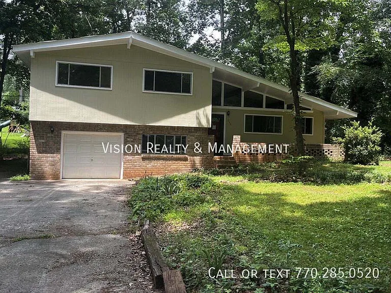 150 Castlegate Cir — Photo 2