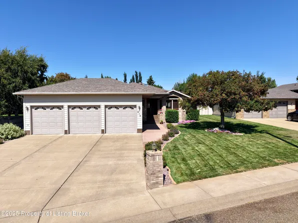 810 20th St W, Dickinson, ND 58601