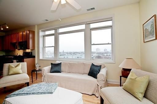 5th image of 2300 W Saint Paul Ave #D604