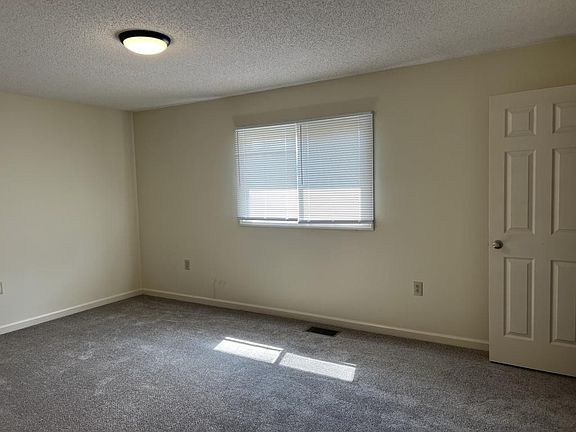4th image of 141B Rolling Oaks St
