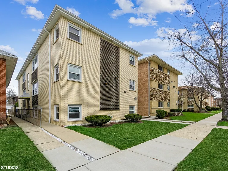 6883 N Northwest Hwy #2R — Photo 1