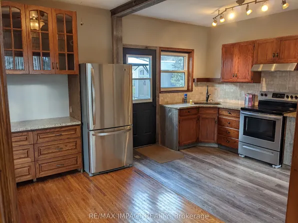 806 Stone St, Oshawa, ON L1J 1A8