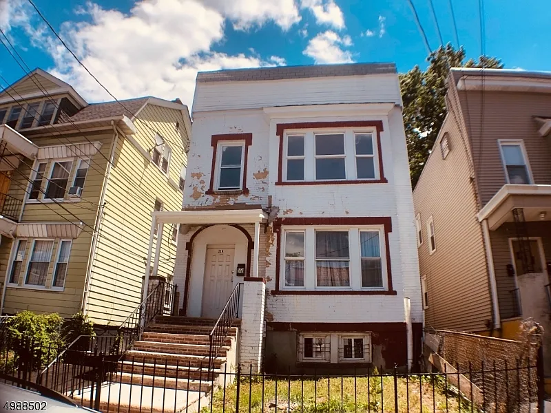 208 Maple Ave photo 1