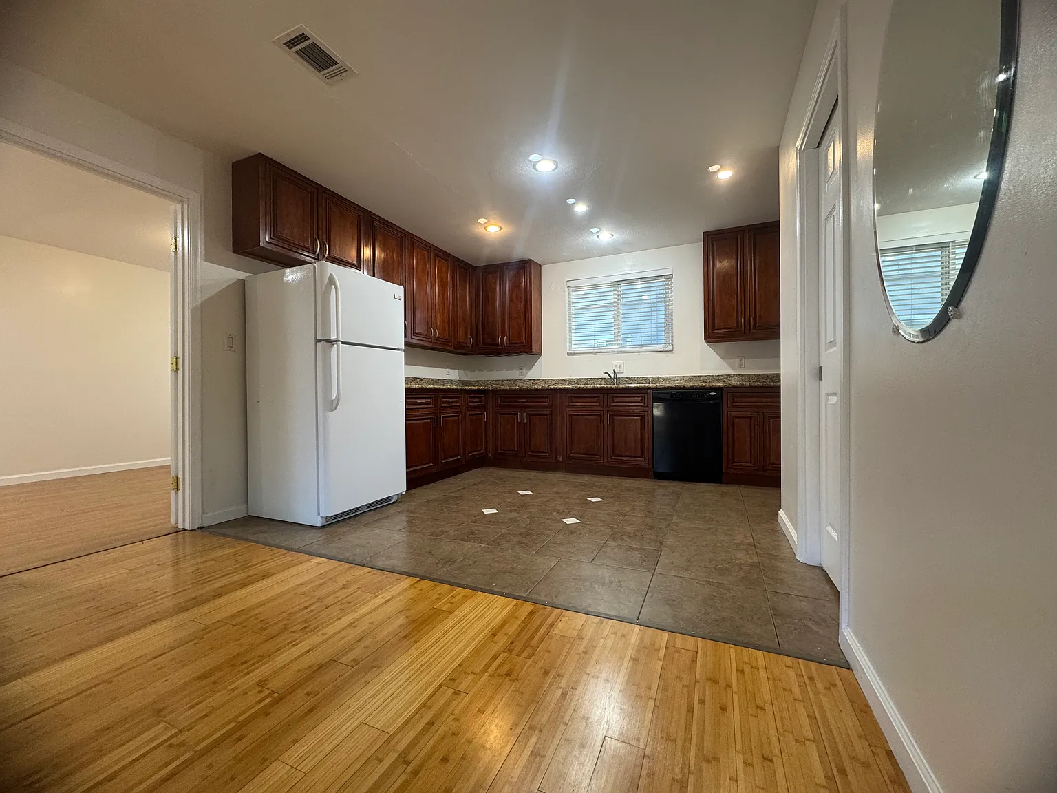 3 bed, 1232 sqft, $3,900 — Photo 4