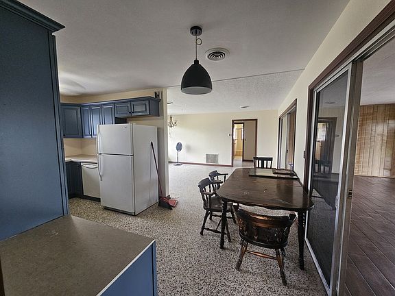 3rd image of 824 Cypress Ave