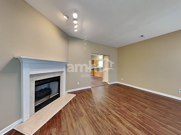 5th image of 423 Brownstone St
