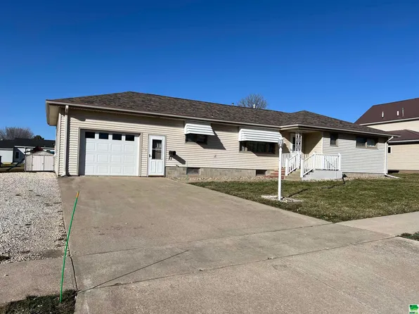 513 E 2nd St, Remsen, IA 51050