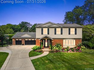 676 Peach Tree Ln, Grosse Pointe, MI 48236