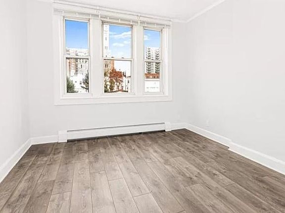 Bedroom with triple window