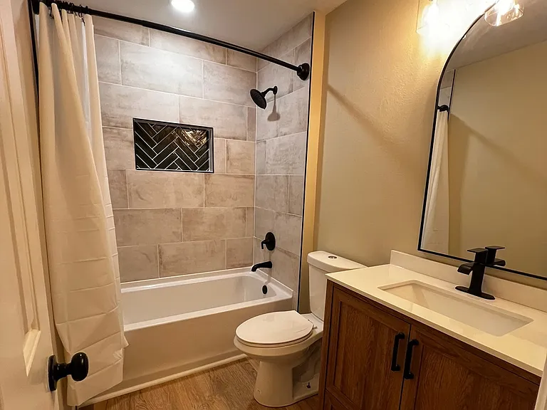608 Squire Ln #E — Photo 9