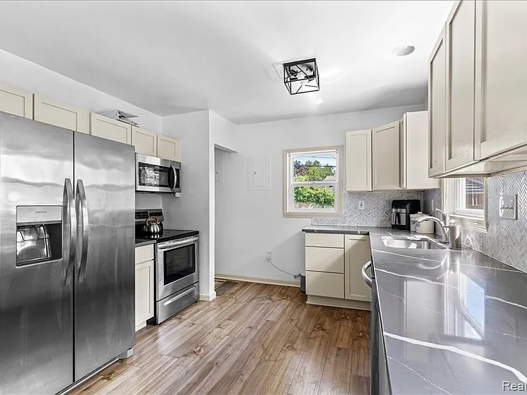136 W Mapledale Ave — Photo 8