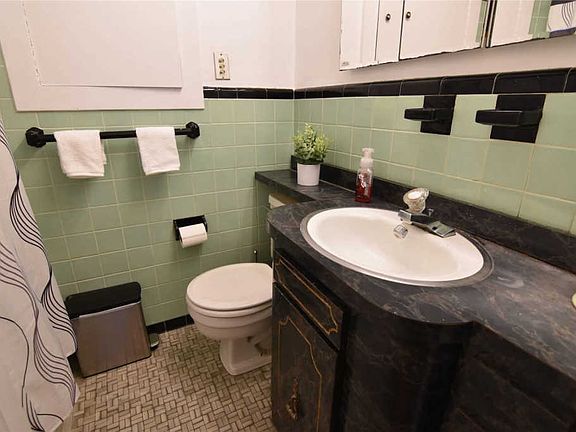 5th image of 1075 Park Ln N