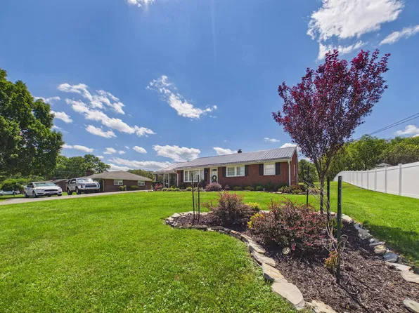 2038 Twin Oaks Ave, Pulaski, VA 24301