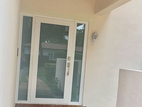 5th image of 1127 Venetia Ave