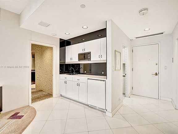 5th image of 20191 E Country Club Dr #Penthouse 2