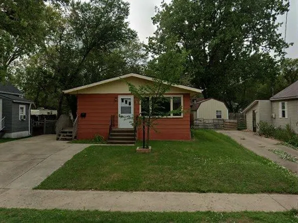 521 12th St NE, Minot, ND 58703