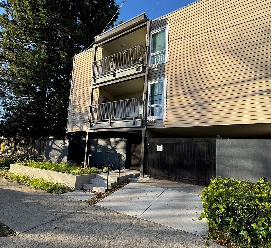 2221 Parker St — Photo 2