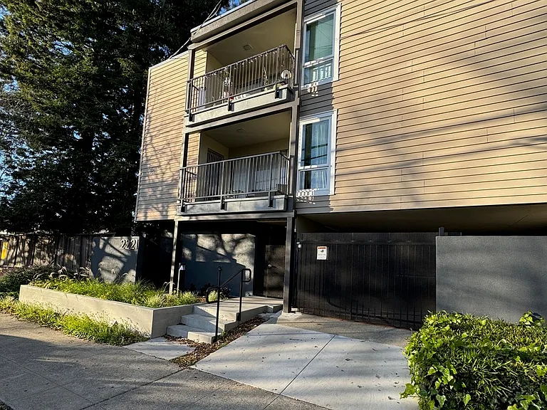 2221 Parker St — Photo 2
