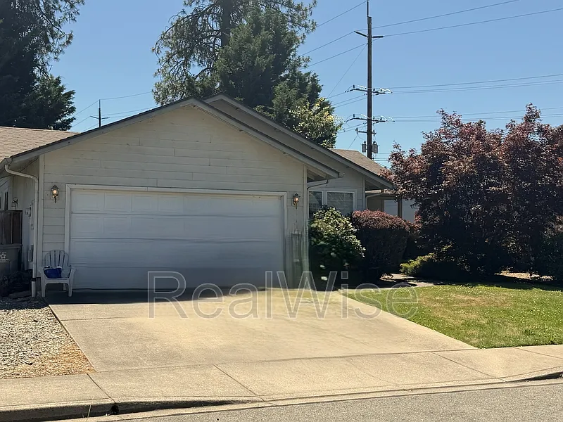 3 bed, 2.0 bath, 1298 sqft, $1,995 — Photo 2