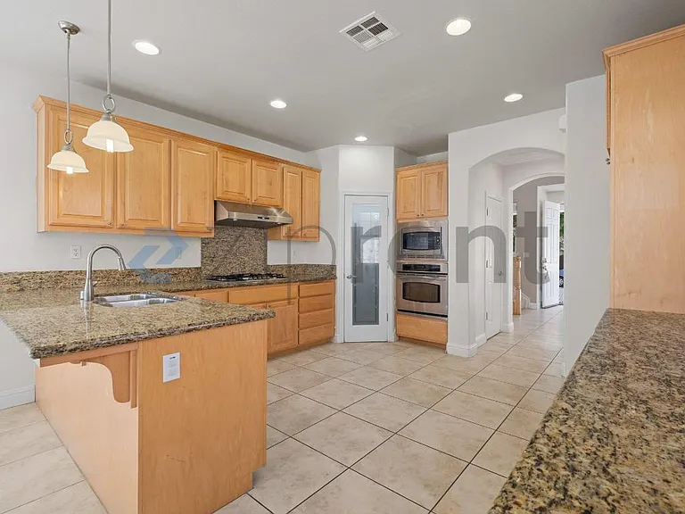 139 N Lafayette St — Photo 10