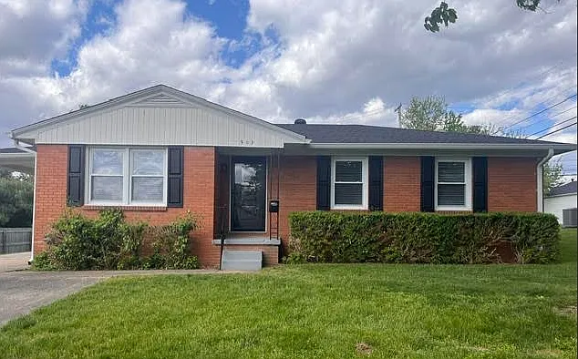 907 Dixiana Dr — Photo 1