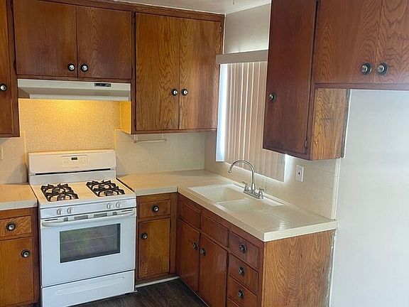 4th image of 10212 Doty Ave #4