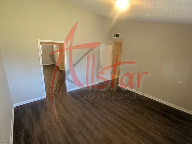 1915 Southaven Cir N — Photo 7