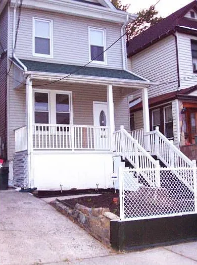 Front with fence and porc