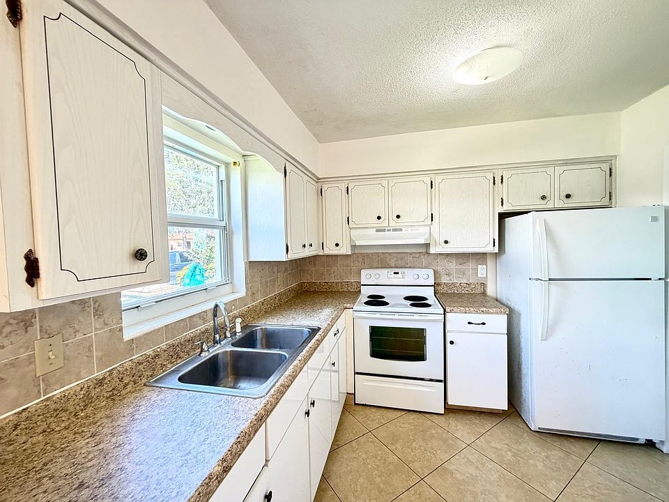 1st image of 4731 NE 21st Ter APT 2