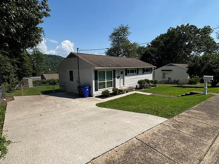 115 W Arrowwood Rd — Photo 2