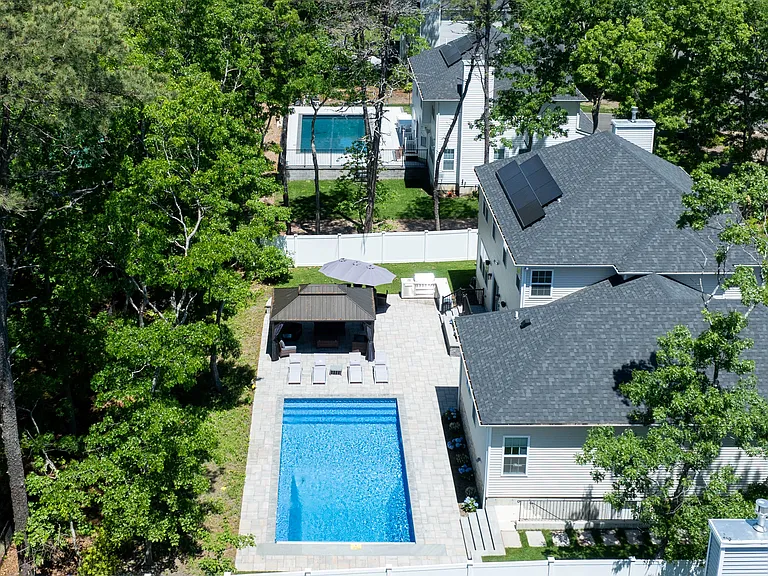 9 Greenway Ct — Photo 2