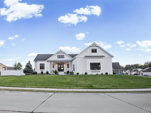 74 Woodcrest Dr, Bethalto, IL 62010