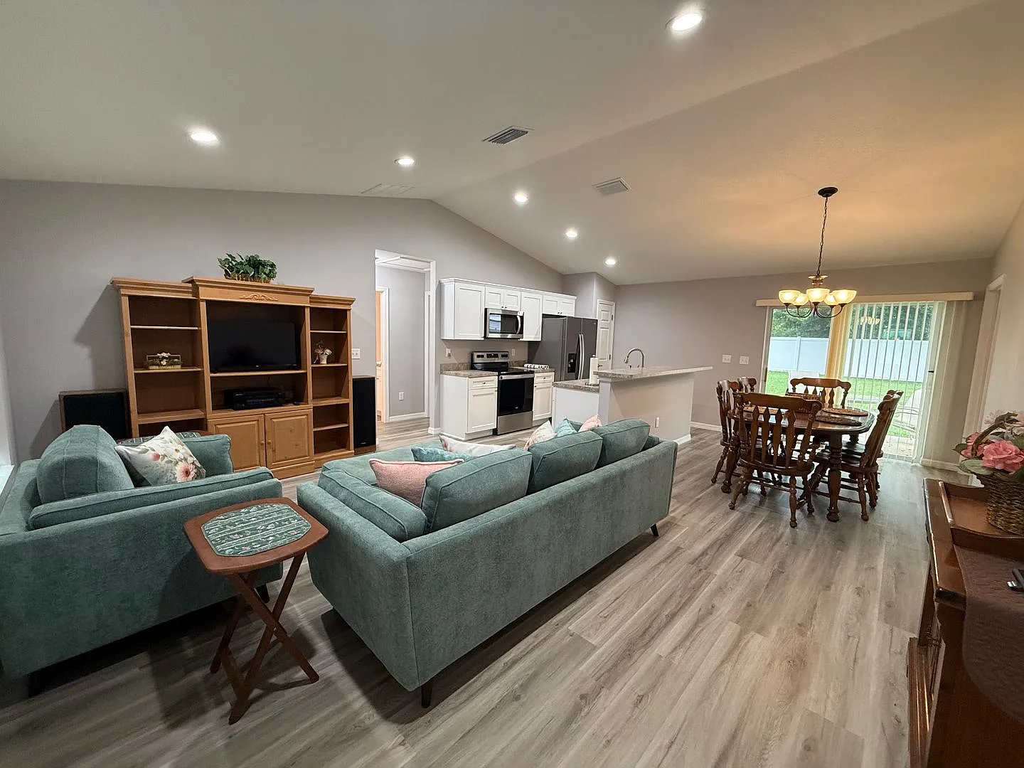 Beautiful 3-Bedroom, 2-Bath Home with Fenced Yard in Belleview Heights Estates! — Photo 2