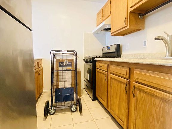 4th image of 2086 Dean St #1