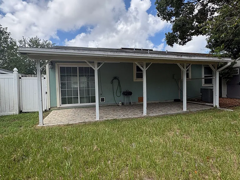 542 Chateau Cir — Photo 13
