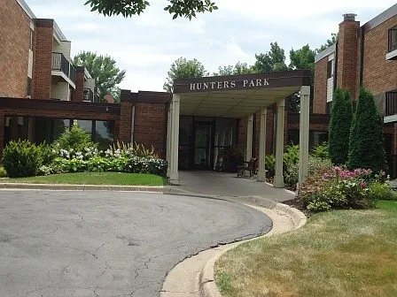 4 Pine Tree Dr #221 — Photo 4