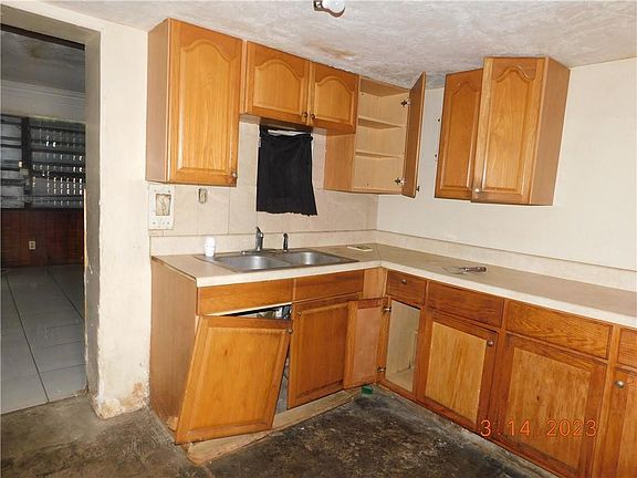 5th image of 890 NW 34th Way