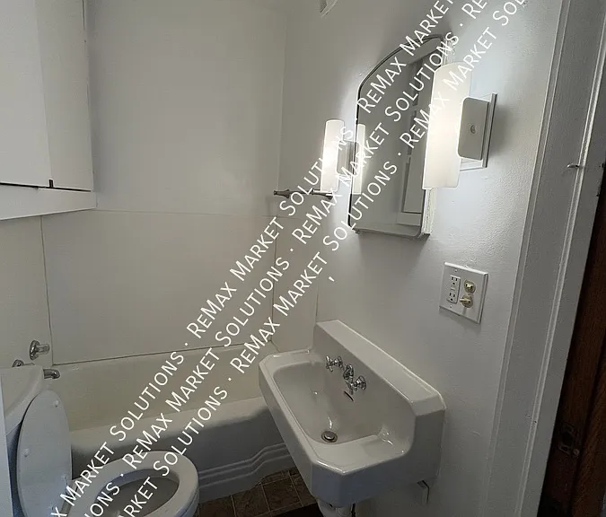 541 Park Ave — Photo 17