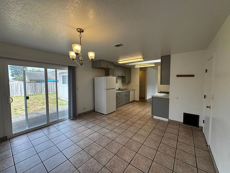 3525 Tracey Ct — Photo 7