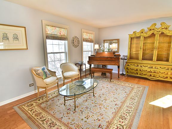 5th image of 1247 E Essex Ct