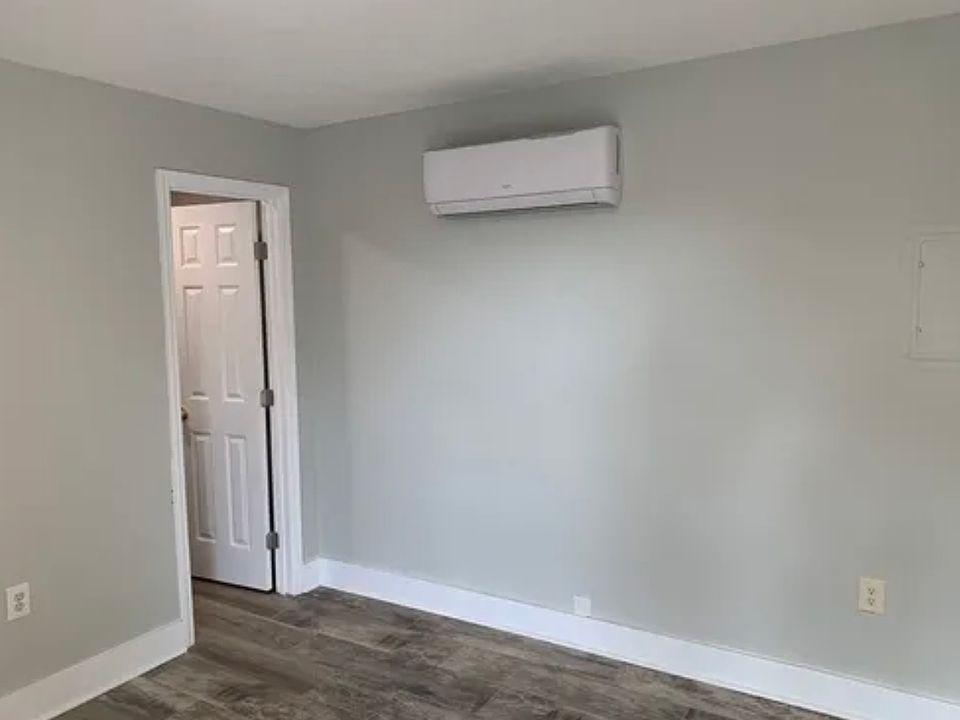 2nd image of 905 Riverside Dr APT 1
