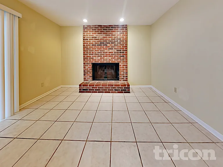 610 Oakmoss Dr — Photo 4