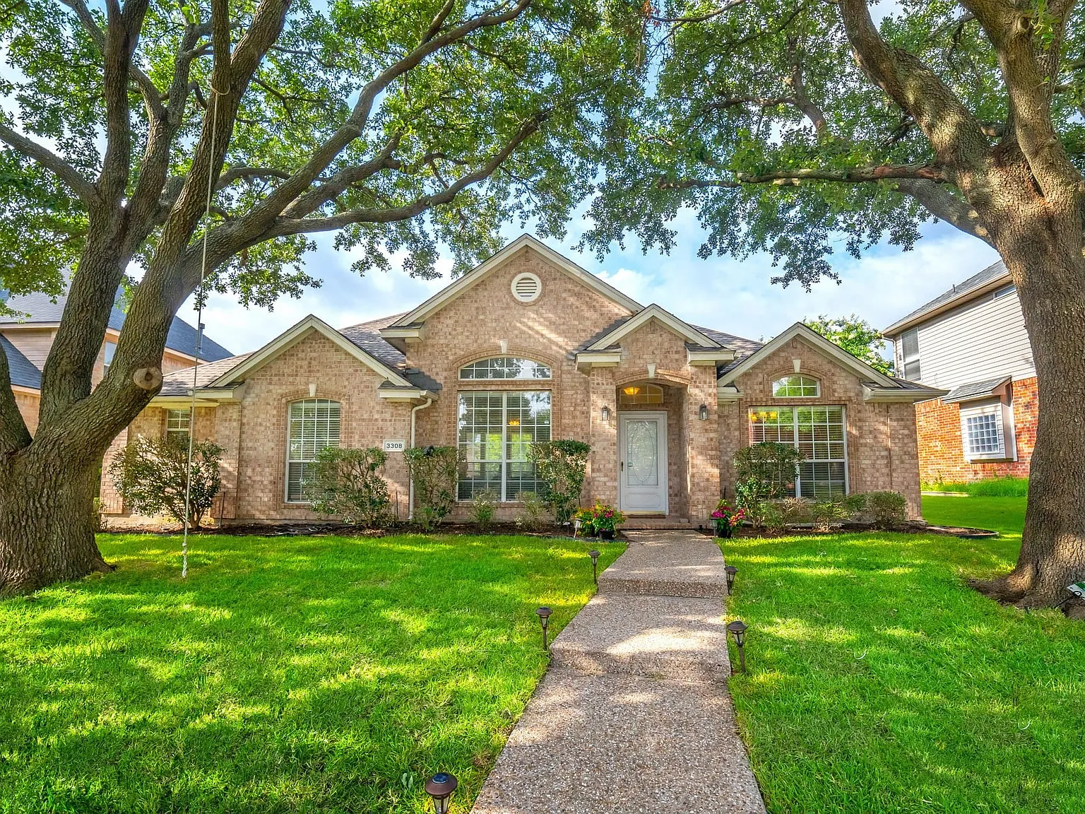 4 bed, 3.0 bath, 2396 sqft, $2,750 — Photo 2