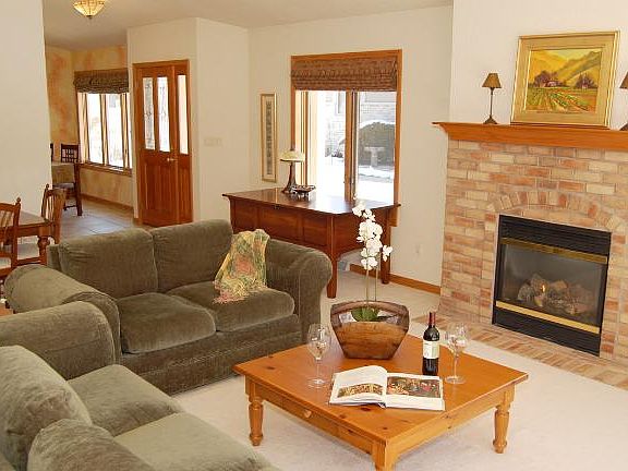 Living Room / Front Entry