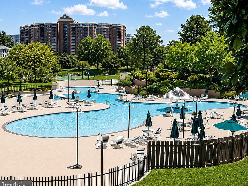 1st image of 309 Yoakum Pkwy APT 204