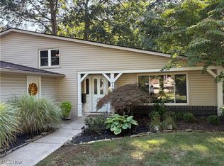 814 Valley Dr, Amherst, OH 44001